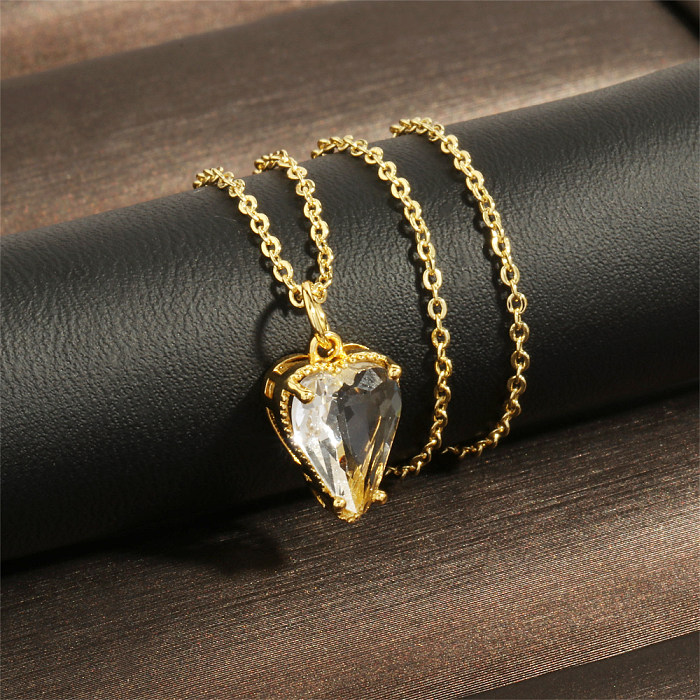 Elegante collar con colgante chapado en oro de 18 quilates con incrustaciones de cobre y forma de corazón dulce
