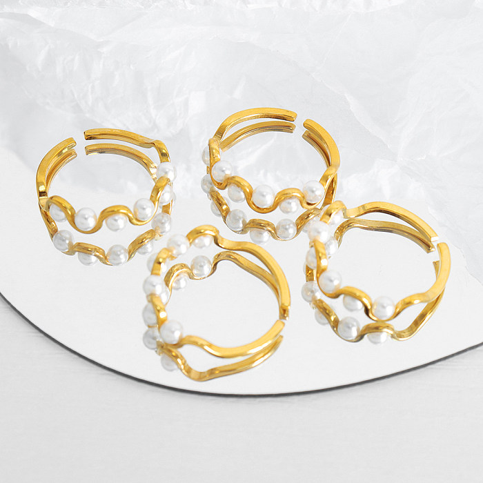 Anillo abierto chapado en oro de 18 quilates con perlas artificiales y incrustaciones de acero de titanio geométrico de estilo simple