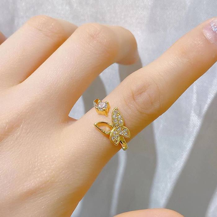 As pedras preciosas artificiais do embutimento do chapeamento de cobre da borboleta do estilo moderno abrem anéis