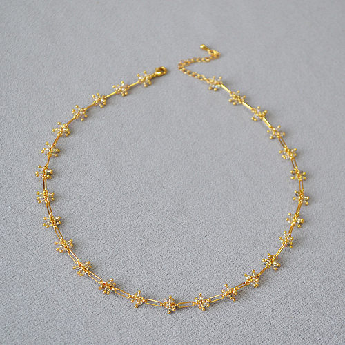 Vergoldete Halskette im modernen Stil mit Blumen-Messingbeschichtung