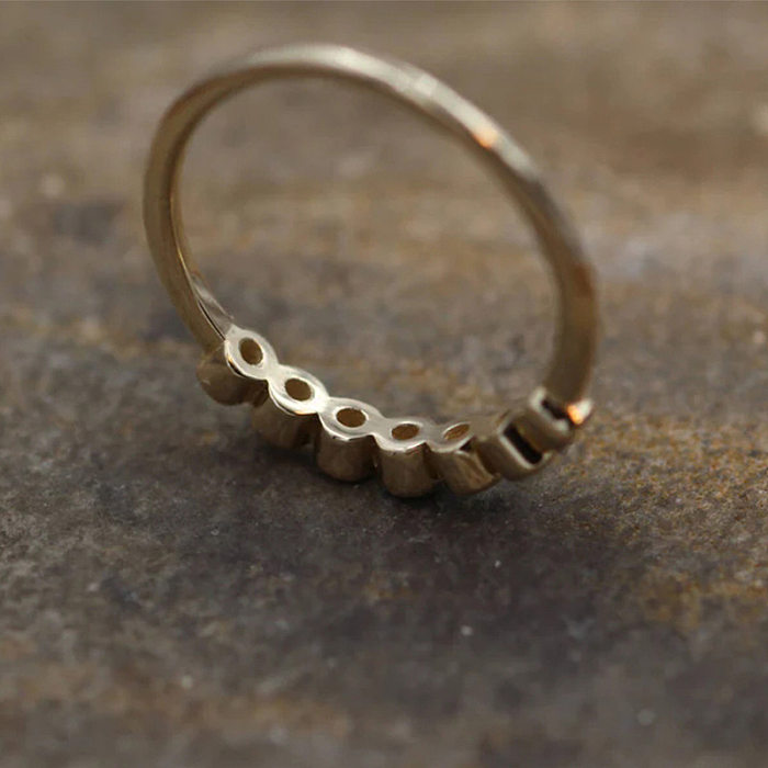 Einfache runde Ringe aus künstlichen Edelsteinen mit Kupfereinlage