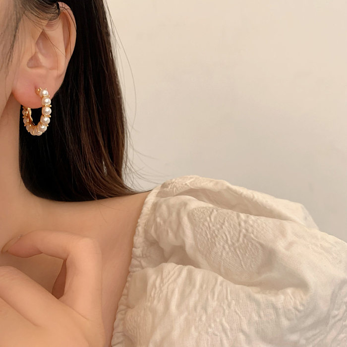 1 paire de boucles d'oreilles créoles élégantes avec incrustation de perles en cuivre et placage rond