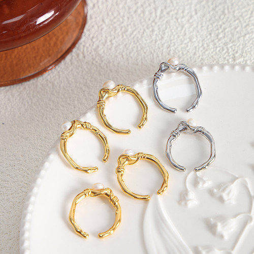 Anillo abierto de perlas de agua dulce chapado en oro de 18 quilates de acero de titanio geométrico elegante a granel