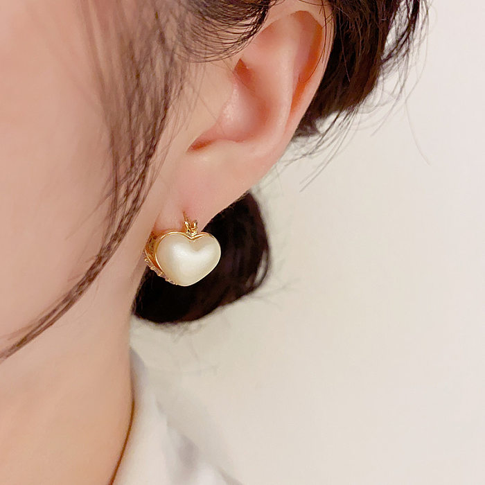 1 par de brincos de orelha de zircônia de cobre com formato de coração fofo