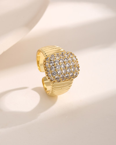 Offene Ringe mit glänzender, quadratischer Verkupferung und Inlay aus Zirkon und 18-karätigem Gold