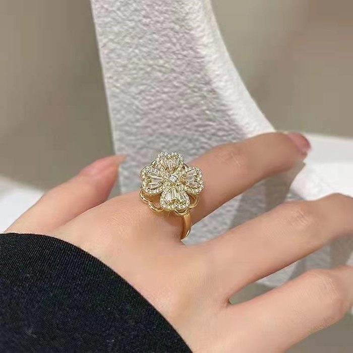 Modischer offener Ring mit geometrischem vierblättrigem Kleeblatt aus Kupfer und Zirkon