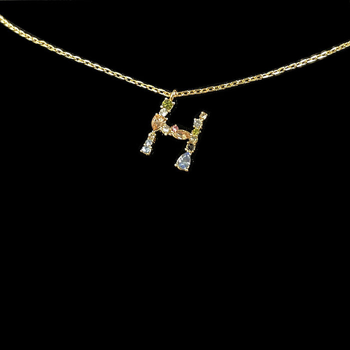 Einfache Halskette mit Buchstaben-Kupfer-Zirkon-Anhänger in loser Schüttung