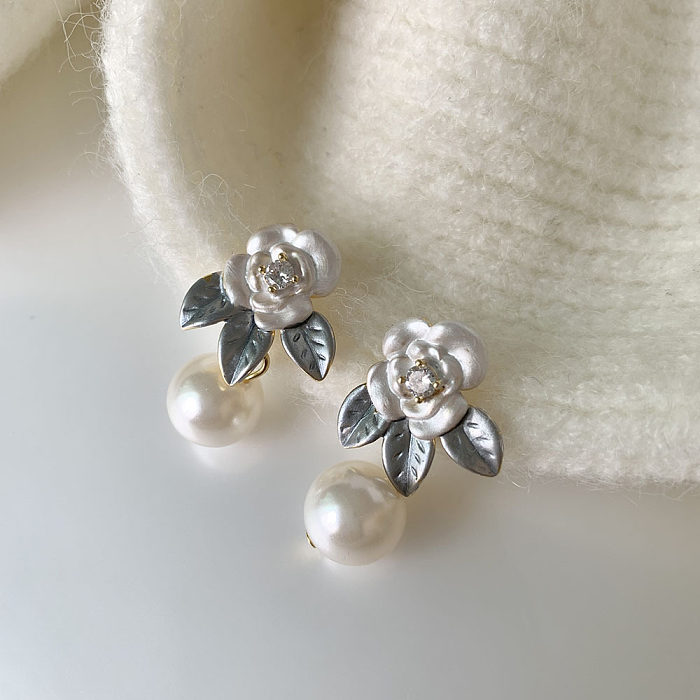 1 paire de boucles d'oreilles pendantes plaquées or 14 carats, fleur douce, incrustation d'imitation de perle en cuivre et Zircon