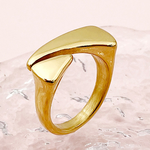 Vergoldete Ringe im Retro-einfachen Stil mit geometrischem Edelstahlüberzug