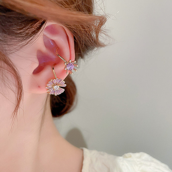 1 paire de clips d'oreilles en cuivre et émail en forme de fleur douce, en Zircon