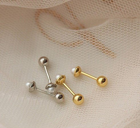 1 Paar schlichte Ohrstecker mit geometrischem Inlay aus Kupfer und künstlichen Perlen