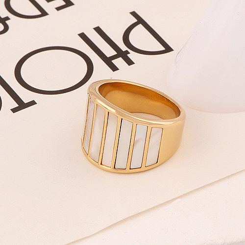 Vergoldete Ringe im klassischen Stil mit geometrischer Titanstahlbeschichtung