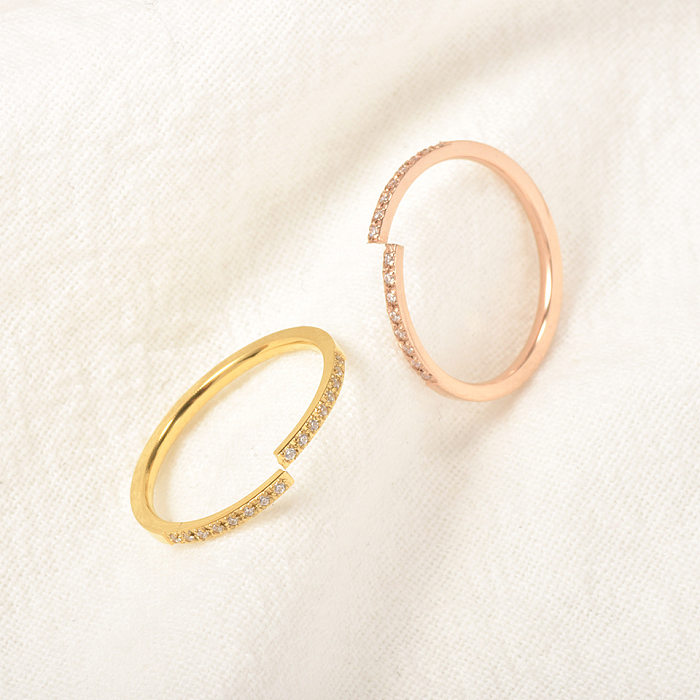 Schlichter, geometrischer Ring mit Titanstahlbeschichtung und Zirkoneinlage, 18 Karat vergoldet