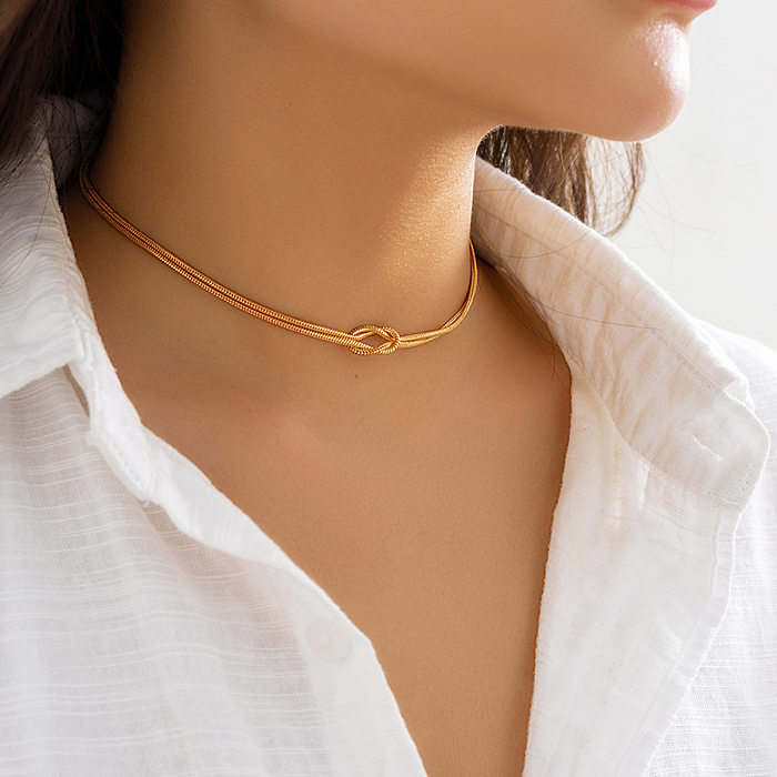Collar de cobre de color sólido triangular de estilo simple