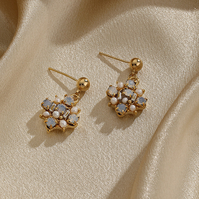 1 par de pendientes colgantes chapados en oro de 18K con incrustaciones de flores brillantes estilo IG, perlas artificiales de cobre, ópalo y circonita