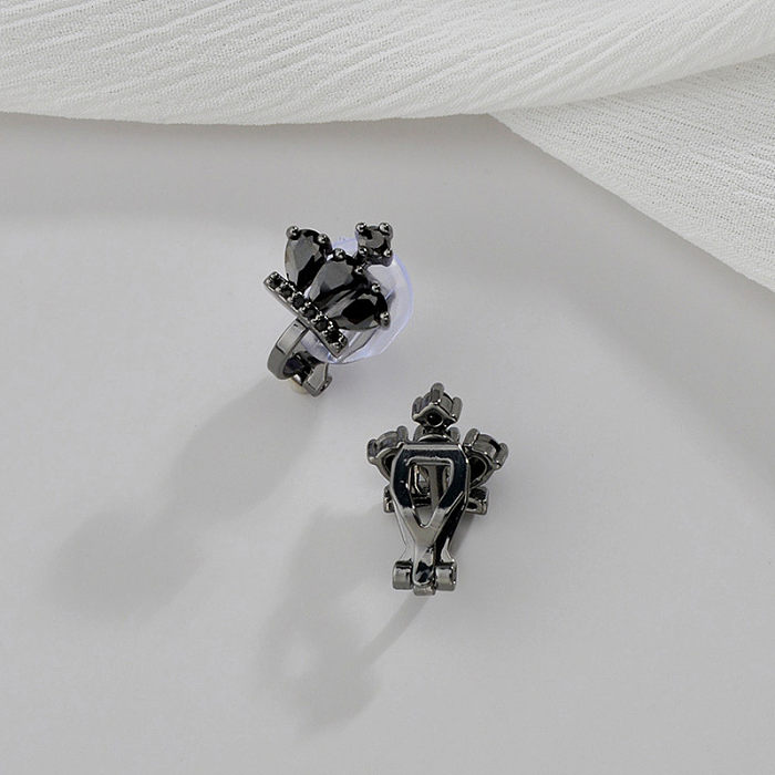 1 Paar Ohrstecker im klassischen Stil mit Kronen-Inlay aus Kupfer und künstlichen Edelsteinen