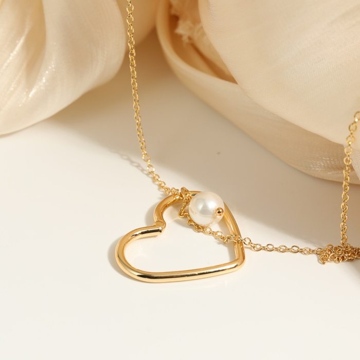 Colar de pérolas de cobre em formato de coração com pingente dourado simples