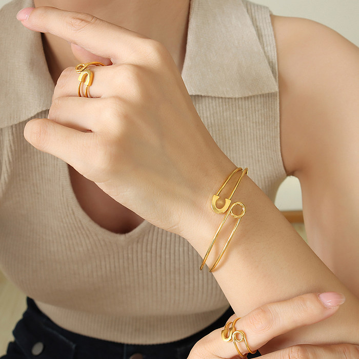 Schlichter Stil mit geometrischen Ringen und Armbändern aus Titanstahl mit 18-Karat-Vergoldung