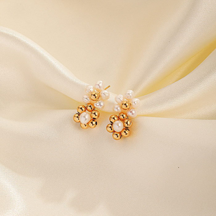 1 par de pendientes chapados en oro de 18K con incrustaciones de perlas de agua dulce de cobre y cuentas de flores redondas elegantes e informales