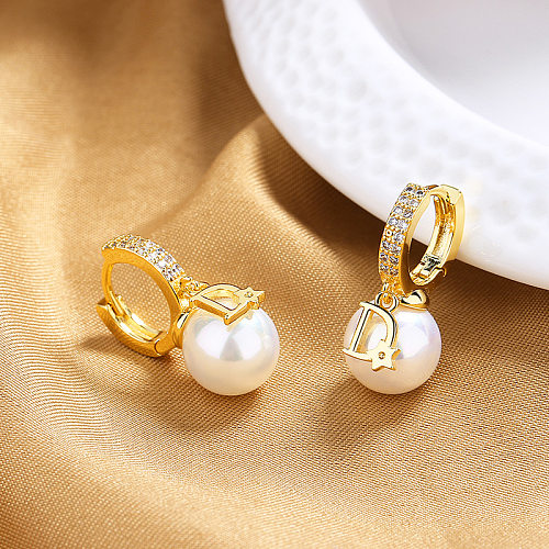 1 Paar modische Ohrringe mit Buchstaben, Kupferbeschichtung, künstlichen Perlen und Strasssteinen