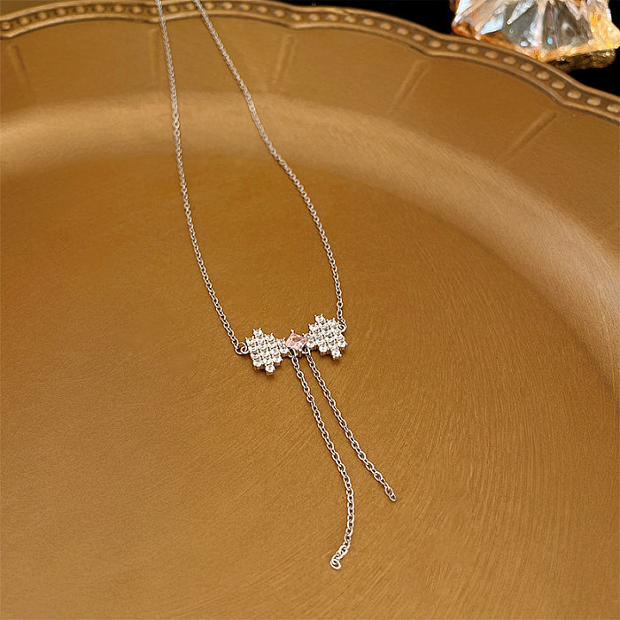 Elegante Halskette mit Anhänger in Herzform mit Schleife und Kupfereinlage und Zirkon