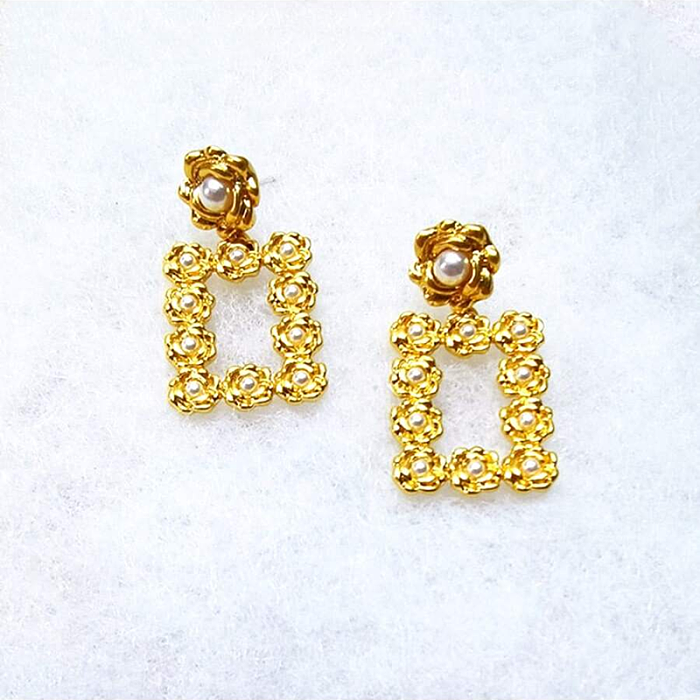 1 par de elegantes pendientes colgantes chapados en oro de 18 quilates con incrustaciones de perlas artificiales de cobre y estilo clásico