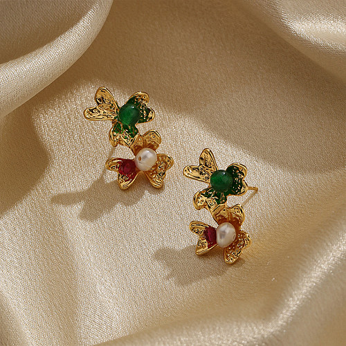 1 paire de clous d'oreilles plaqués or 18 carats, incrustation de fleurs rétro classiques, cristal de cuivre, perle d'eau douce