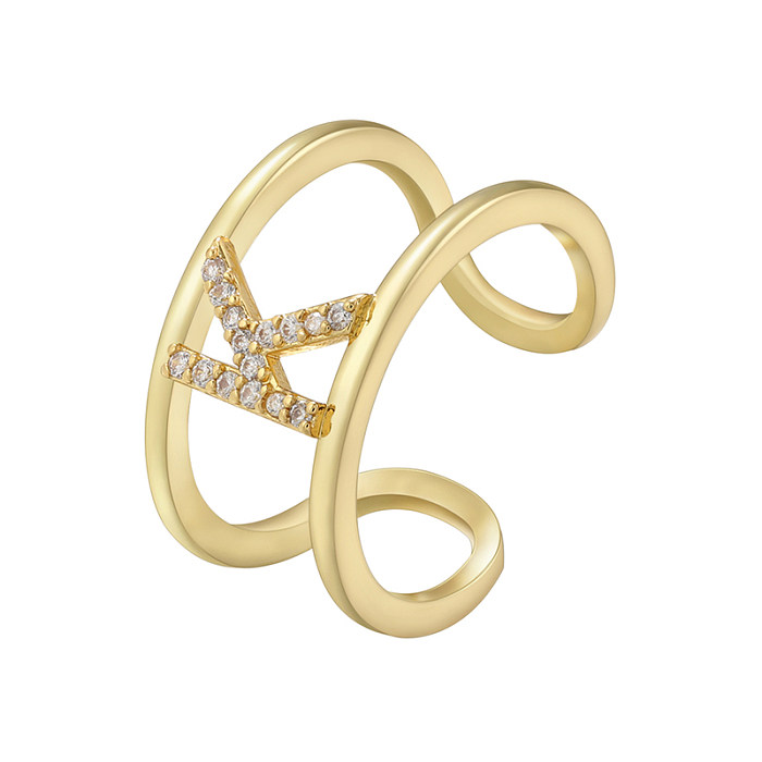 Eleganter offener Ring mit Buchstabenverkupferung und Zirkoneinlage, 18 Karat vergoldet