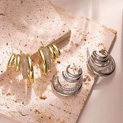 1 par de brincos de orelha banhados a ouro 18K, estilo IG, linhas em forma de C exageradas e luxuosas, revestimento em camadas, zircão de cobre