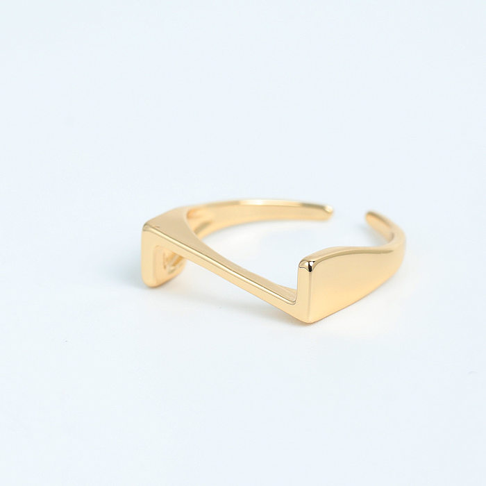 Offener Ring im einfachen Stil mit Buchstabenverkupferung und vergoldet