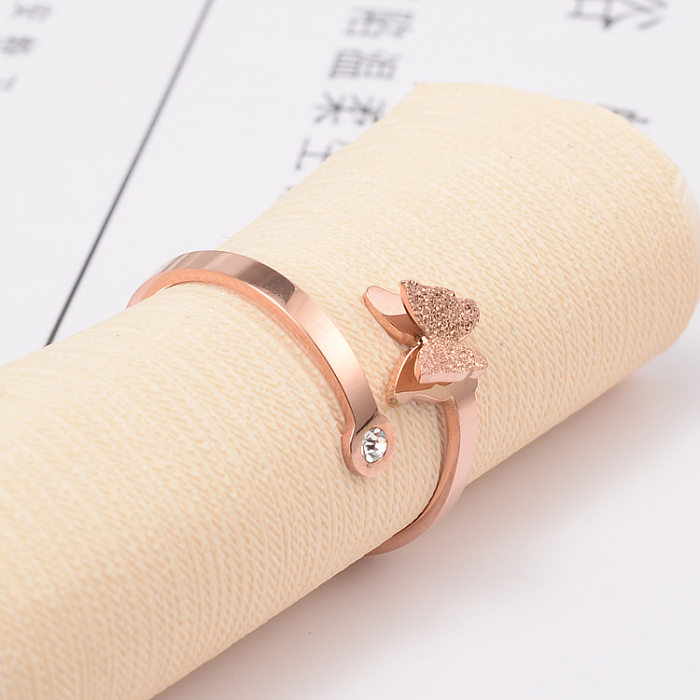Venta al por mayor joyería de anillo de acero de titanio con mariposa esmerilada abierta de oro rosa de 14k