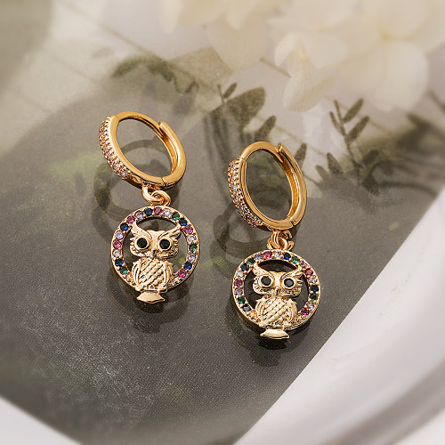 1 paire de boucles d'oreilles pendantes en forme de hibou, Style Simple, incrustation de cuivre et de Zircon plaqué or 18 carats