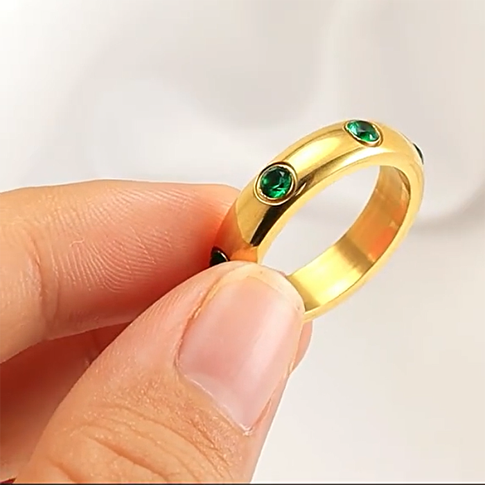 Elegante estilo clássico redondo titânio aço polimento chapeamento strass anéis banhados a ouro 18K