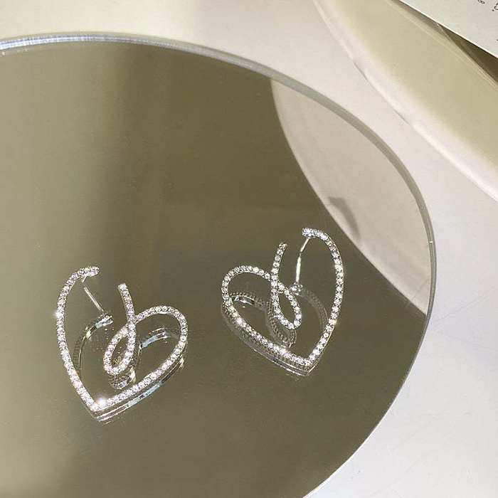 1 par de brincos femininos banhados a ouro branco com zircônia de cobre revestida em forma de coração