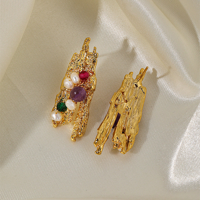 1 Paar schlichte Ohrstecker mit unregelmäßiger Beschichtung und Inlay aus Kupfer mit Imitationsperlenschliff und 18 Karat vergoldetem Kristall