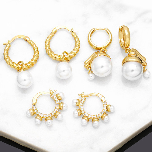 1 Paar modische, schlichte Ohrringe mit verdrehter Beschichtung, Inlay aus Kupfer, künstlichen Perlen, Zirkon, 18 Karat vergoldet