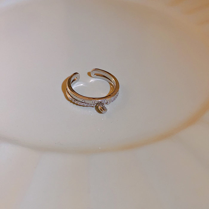 Offene Ringe im einfachen Stil mit geometrischen Kupfereinlagen und künstlichen Edelsteinen