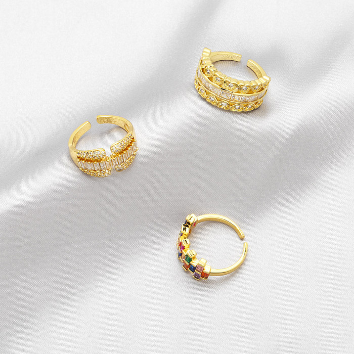 Glänzender, unregelmäßiger, quadratischer, herzförmiger offener Ring aus Kupfer mit 18 Karat vergoldetem Zirkon in großen Mengen