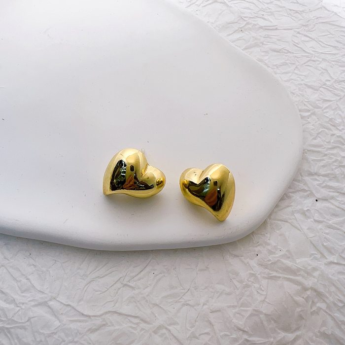 1 paire de clous d'oreilles en cuivre en forme de cœur de style simple