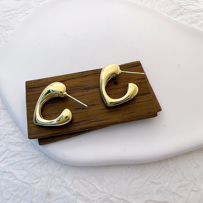 1 par de aretes de cobre con letras de estilo simple