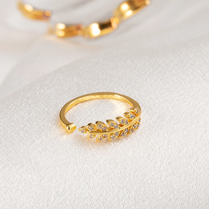 Offener Ring im klassischen Stil mit geometrischer Kupferbeschichtung und Zirkoneinlage, 18 Karat vergoldet