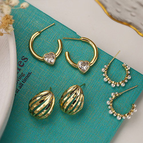 1 Paar Ohrringe im schlichten Stil für Pendler, einfarbig, mit Inlay aus Kupfer, künstlichen Perlen, Zirkon, 18 Karat vergoldet