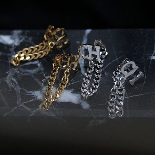 Pendientes chapados en oro de acero inoxidable con colgante trasero de cadena con borlas y letras C