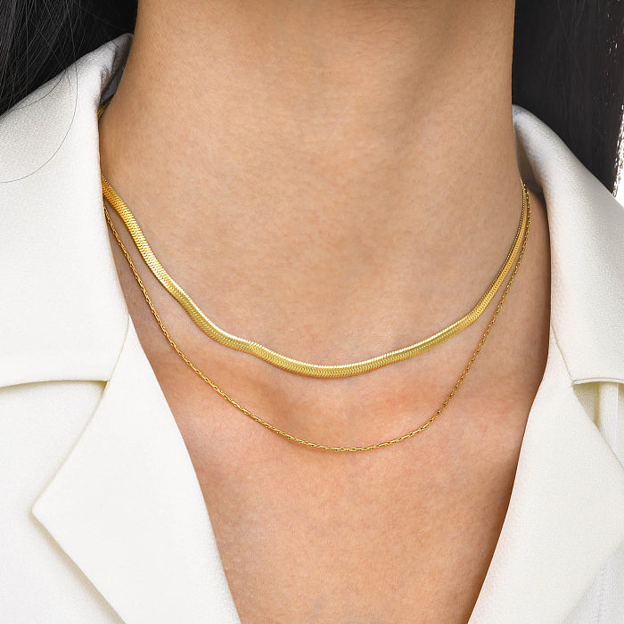 O ouro de aço inoxidável geométrico simples do estilo chapeou colares mergulhadas no volume