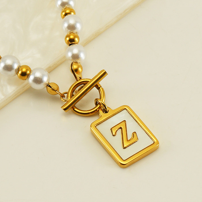 Collar con colgante chapado en oro de 18 quilates con incrustaciones de perlas de acero inoxidable con letras de estilo francés elegante