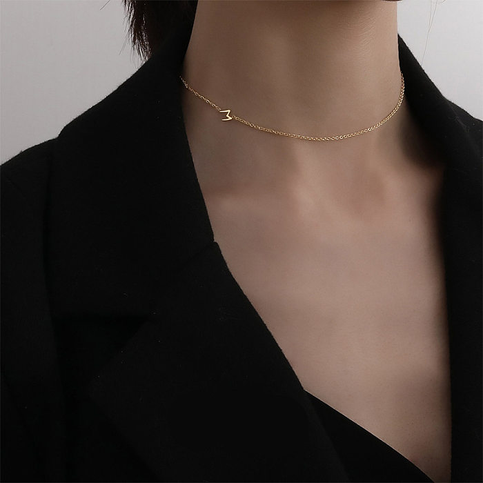 Collar chapado en oro de 18 quilates con revestimiento de acero inoxidable con letras de estilo simple informal