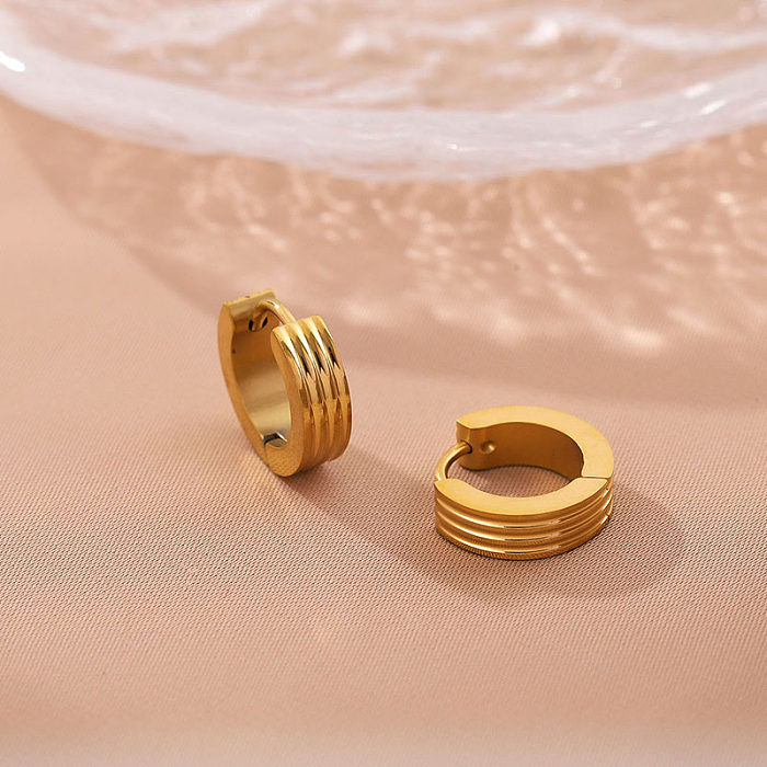 زوج واحد من أقراط دائرية من الفولاذ المقاوم للصدأ مطلية بالذهب عيار 1 قيراط بتصميم بسيط