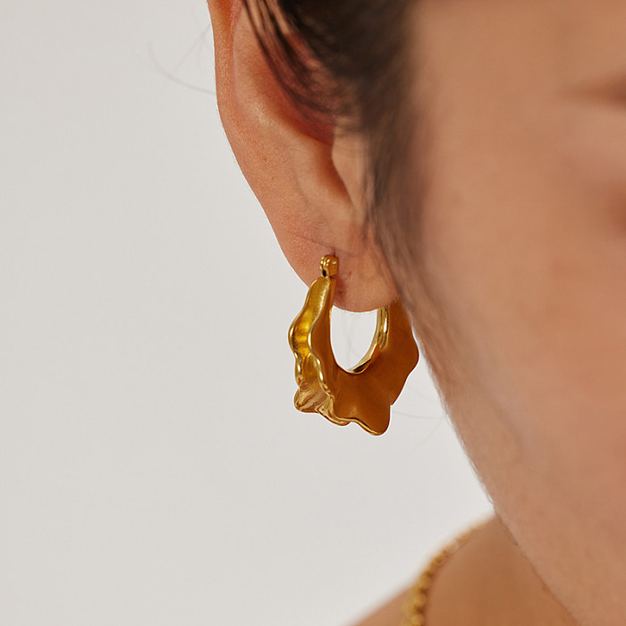 1 paire de boucles d'oreilles créoles plaquées or 18 carats en forme de U de style moderne irrégulier