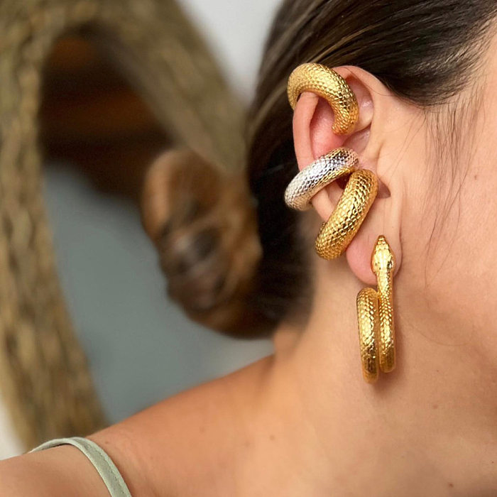 1 par de manguitos de oreja chapados en oro de 18 quilates de acero inoxidable pulido de piel de serpiente circular de estilo romano Retro