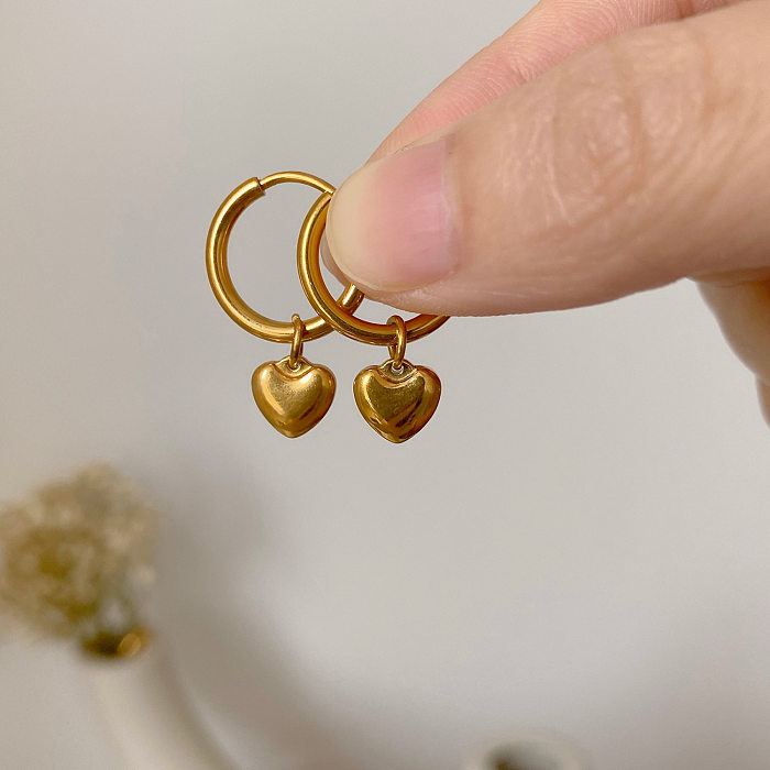 Pendientes colgantes chapados en oro de 18 quilates con revestimiento de acero inoxidable en forma de corazón de estilo simple